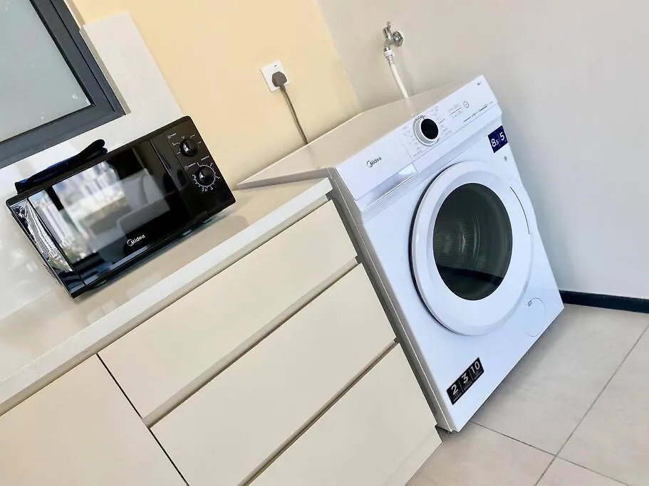 Lejlighed Urban Suites #Creamy Style #Infinity Pool #Local Neighbourhood #5Pax #3Br 2Bath #2Queen 1Single #Quality Well Maintained #Private Host Jelutong Malaysia