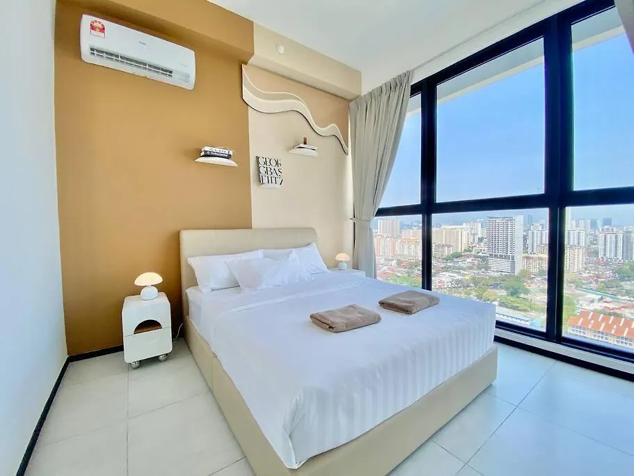 Urban Suites #Creamy Style #Infinity Pool #Local Neighbourhood #5Pax #3Br 2Bath #2Queen 1Single #Quality Well Maintained #Private Host Jelutong