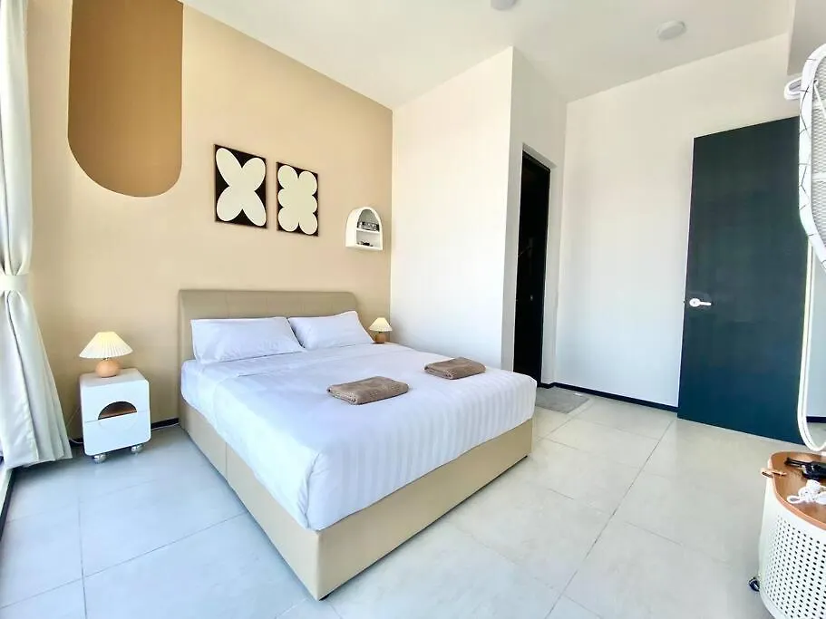 Lejlighed Urban Suites #Creamy Style #Infinity Pool #Local Neighbourhood #5Pax #3Br 2Bath #2Queen 1Single #Quality Well Maintained #Private Host Jelutong