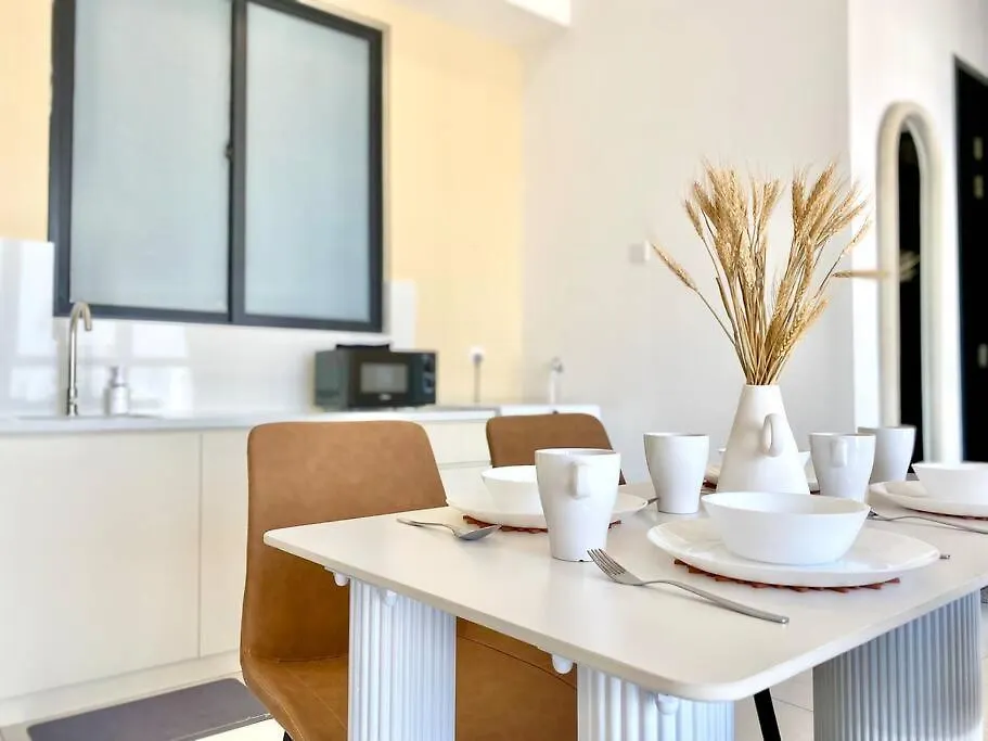 Urban Suites #Creamy Style #Infinity Pool #Local Neighbourhood #5Pax #3Br 2Bath #2Queen 1Single #Quality Well Maintained #Private Host Jelutong Lejlighed