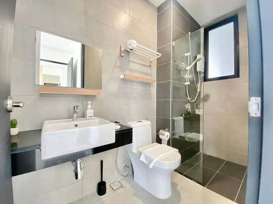 Lejlighed Urban Suites #Creamy Style #Infinity Pool #Local Neighbourhood #5Pax #3Br 2Bath #2Queen 1Single #Quality Well Maintained #Private Host Jelutong