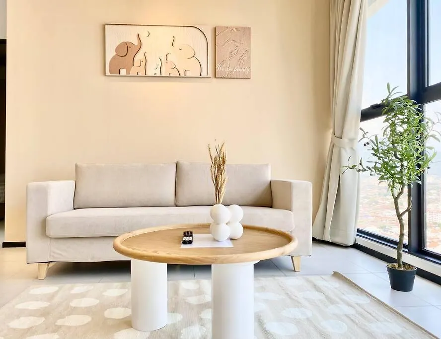 Urban Suites #Creamy Style #Infinity Pool #Local Neighbourhood #5Pax #3Br 2Bath #2Queen 1Single #Quality Well Maintained #Private Host Jelutong Lejlighed