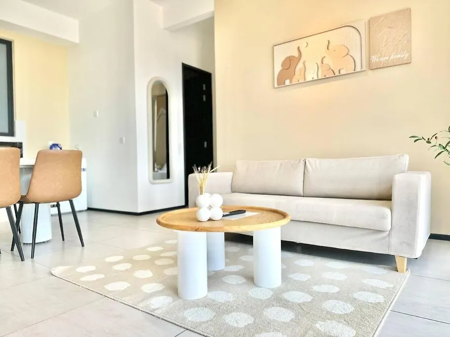 Lejlighed Urban Suites #Creamy Style #Infinity Pool #Local Neighbourhood #5Pax #3Br 2Bath #2Queen 1Single #Quality Well Maintained #Private Host Jelutong Malaysia